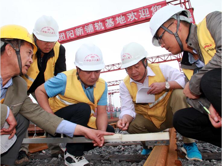 中國鐵建十八局集團二公司武九客專(zhuān)500米長(cháng)軌鋪設技術(shù)創(chuàng  )新側記