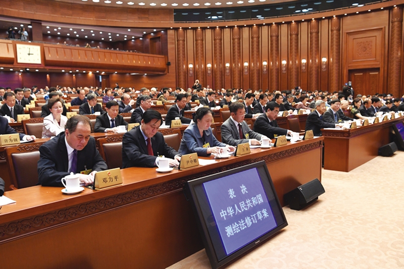新修訂的《中華人民共和國測繪法》經(jīng)十二屆全國人大常委會(huì )第二十七次會(huì )議表決通過(guò)